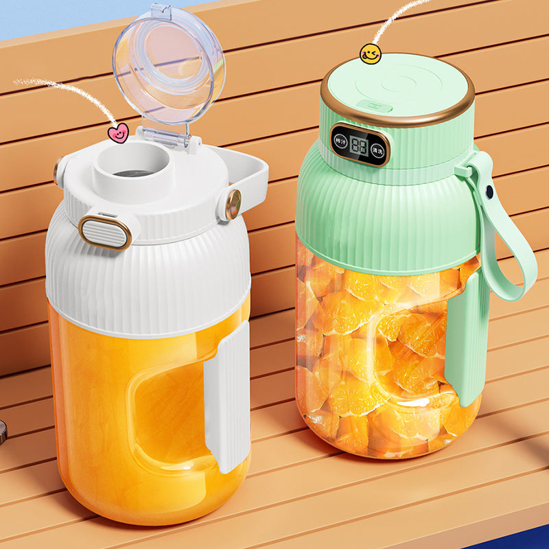 Spremiagrumi 2 in 1 🍹 Bevi subito dopo aver estratto il succo. Grande capacità, display digitale, design con lame multiple. Portatile e indispensabile per la palestra e le attività all'aperto 🏋️