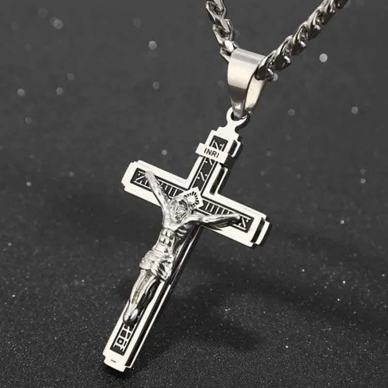 ✝️ SCONTO DEL 50%! ⏰ Collana a croce dall'eleganza raffinata e senza tempo – Realizzata con cura artigianale, in acciaio inossidabile e con una lucentezza delicata – perfetta per l'uso quotidiano o come regalo speciale 💛
