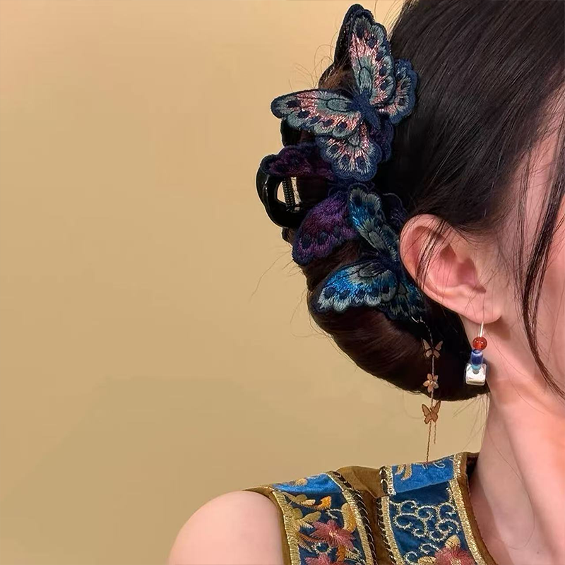 🎅 Exclusief Sinterklaasvoordeel!50% KORTING✨ Exclusief Elegante Vintage Vlinder Haarclip – Borduurde Details & Dansende Bedeltjes (Uniek Gracieus Kapsel Accessoire voor Onvergetelijke Stijl!)