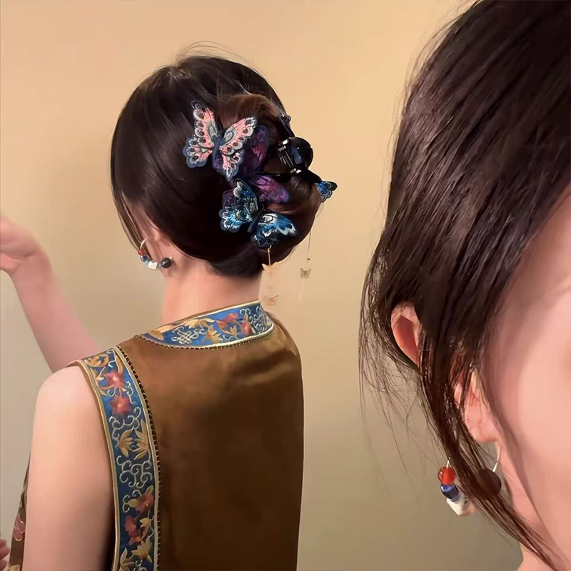 🎅 Exclusief Sinterklaasvoordeel!50% KORTING✨ Exclusief Elegante Vintage Vlinder Haarclip – Borduurde Details & Dansende Bedeltjes (Uniek Gracieus Kapsel Accessoire voor Onvergetelijke Stijl!)