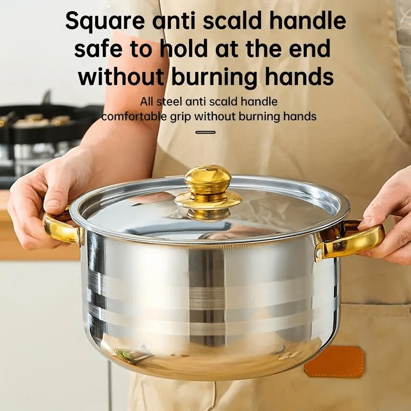 Set di pentole da cinque pezzi 🍲 Tutto il necessario per stufare, bollire e saltare in padella. Acciaio inossidabile rinforzato, coperchio trasparente, manico dorato. Adatto a tutti i tipi di piani cottura 🔥