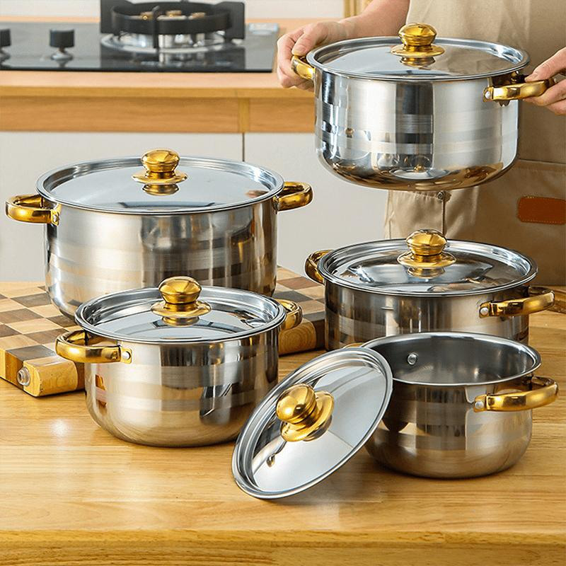 Set di pentole da cinque pezzi 🍲 Tutto il necessario per stufare, bollire e saltare in padella. Acciaio inossidabile rinforzato, coperchio trasparente, manico dorato. Adatto a tutti i tipi di piani cottura 🔥