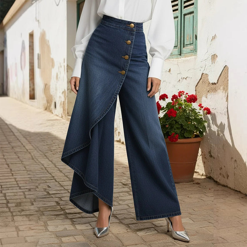 Jeans asimmetrici a portafoglio 👖 A metà tra slip e pantaloni, a vita alta per slanciare le gambe, taglio ampio e fluido, bottoni posizionati in diagonale: trasformati in una fashionista in un istante! ✨