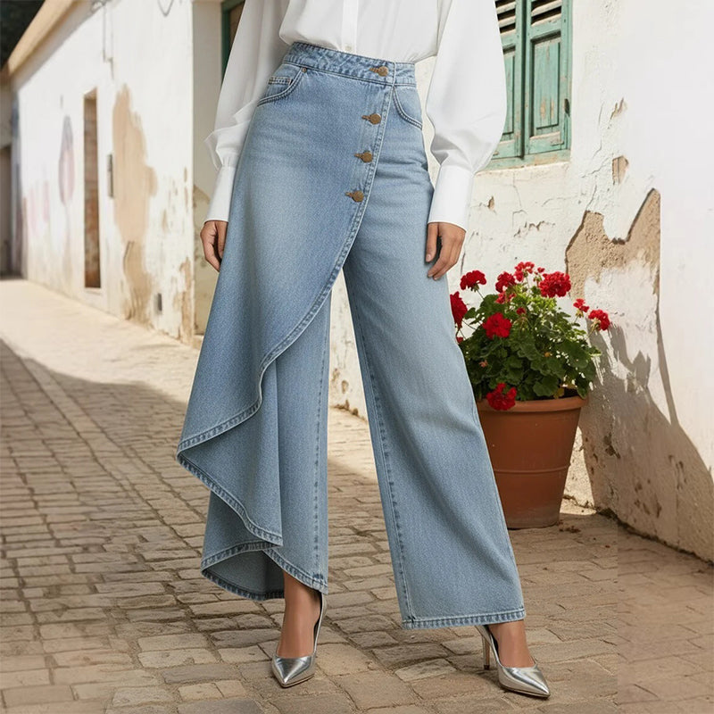 Jeans asimmetrici a portafoglio 👖 A metà tra slip e pantaloni, a vita alta per slanciare le gambe, taglio ampio e fluido, bottoni posizionati in diagonale: trasformati in una fashionista in un istante! ✨