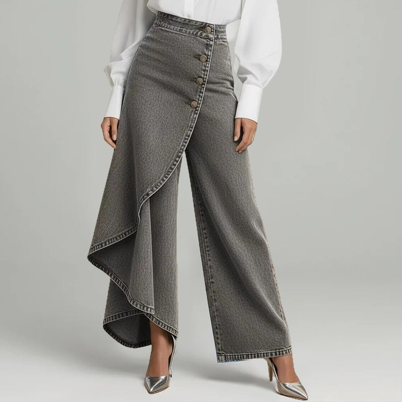 Jeans asimmetrici a portafoglio 👖 A metà tra slip e pantaloni, a vita alta per slanciare le gambe, taglio ampio e fluido, bottoni posizionati in diagonale: trasformati in una fashionista in un istante! ✨