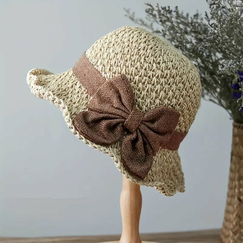 Cappello di paglia in stile francese con fiocco 👒 — Design intrecciato traspirante, ampia falda ondulata, protezione solare ed effetto snellente per il viso. Vestibilità regolabile (non vola via!), pieghevole e compatto 🌊