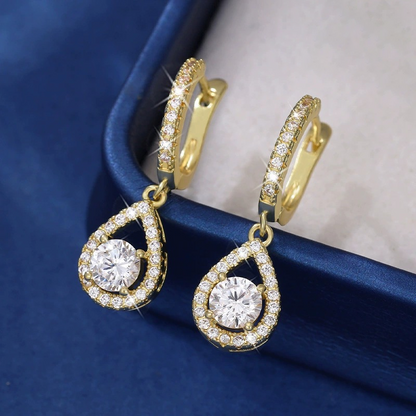 Orecchini a goccia con zirconi 💧 Taglio di precisione per brillare come diamanti. Caratterizzati da un'elaborata incastonatura a pavé, valorizzano magnificamente il volto: una scelta versatile, perfetta per il lavoro, gli appuntamenti o le cene serali. ✨