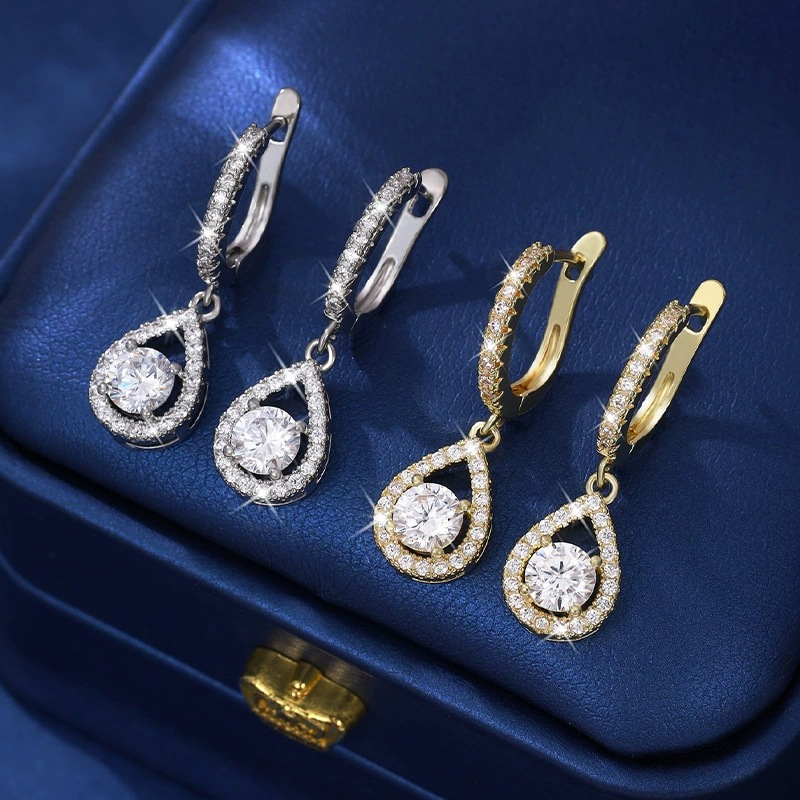 Orecchini a goccia con zirconi 💧 Taglio di precisione per brillare come diamanti. Caratterizzati da un'elaborata incastonatura a pavé, valorizzano magnificamente il volto: una scelta versatile, perfetta per il lavoro, gli appuntamenti o le cene serali. ✨