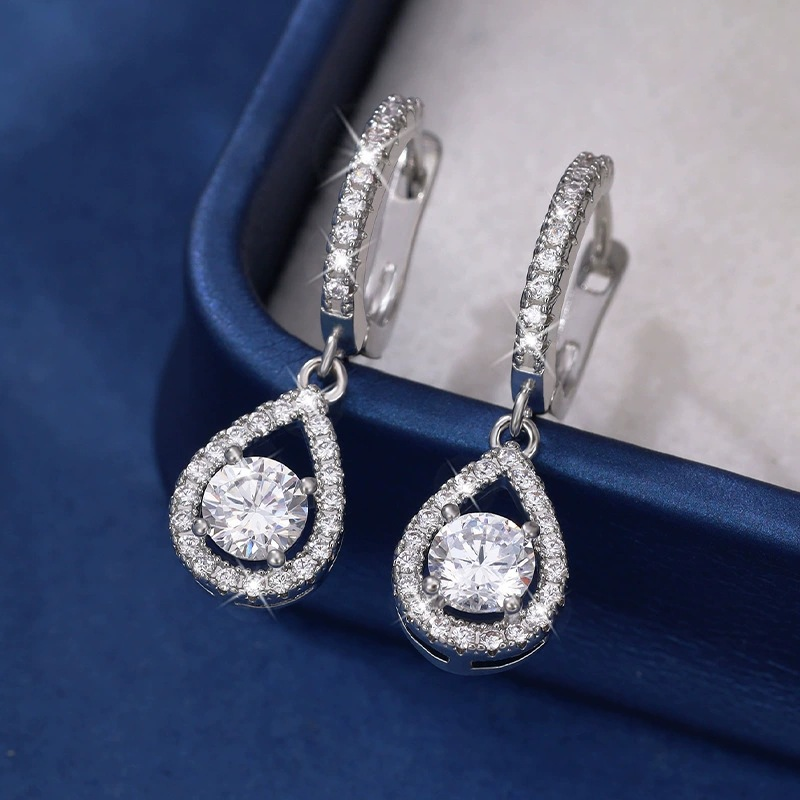 Orecchini a goccia con zirconi 💧 Taglio di precisione per brillare come diamanti. Caratterizzati da un'elaborata incastonatura a pavé, valorizzano magnificamente il volto: una scelta versatile, perfetta per il lavoro, gli appuntamenti o le cene serali. ✨