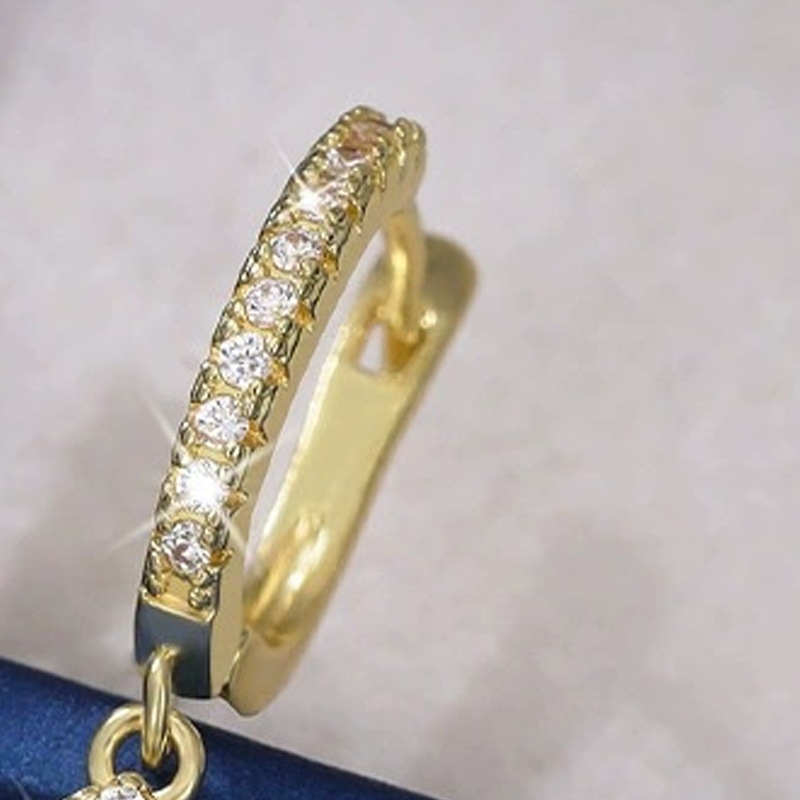 Orecchini a goccia con zirconi 💧 Taglio di precisione per brillare come diamanti. Caratterizzati da un'elaborata incastonatura a pavé, valorizzano magnificamente il volto: una scelta versatile, perfetta per il lavoro, gli appuntamenti o le cene serali. ✨