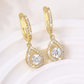 Orecchini a goccia con zirconi 💧 Taglio di precisione per brillare come diamanti. Caratterizzati da un'elaborata incastonatura a pavé, valorizzano magnificamente il volto: una scelta versatile, perfetta per il lavoro, gli appuntamenti o le cene serali. ✨