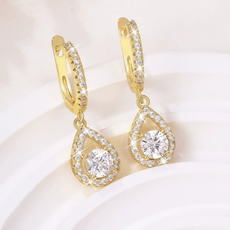 Orecchini a goccia con zirconi 💧 Taglio di precisione per brillare come diamanti. Caratterizzati da un'elaborata incastonatura a pavé, valorizzano magnificamente il volto: una scelta versatile, perfetta per il lavoro, gli appuntamenti o le cene serali. ✨