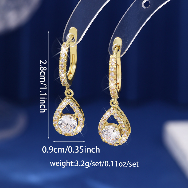 Orecchini a goccia con zirconi 💧 Taglio di precisione per brillare come diamanti. Caratterizzati da un'elaborata incastonatura a pavé, valorizzano magnificamente il volto: una scelta versatile, perfetta per il lavoro, gli appuntamenti o le cene serali. ✨