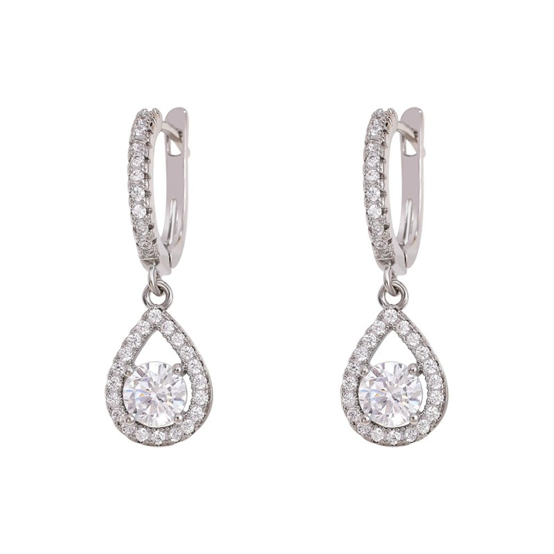 Orecchini a goccia con zirconi 💧 Taglio di precisione per brillare come diamanti. Caratterizzati da un'elaborata incastonatura a pavé, valorizzano magnificamente il volto: una scelta versatile, perfetta per il lavoro, gli appuntamenti o le cene serali. ✨