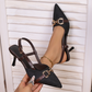 👠✨💃 OFFERTA SPECIALE -50%! Décolleté a punta con catena metallica – tacco a spillo, cinturino posteriore e stampa monogramma