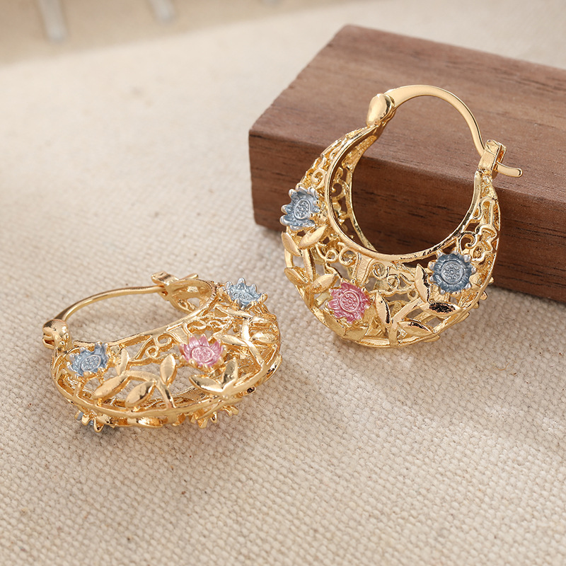 💛 SCONTO DEL 50%! 🌙 Orecchini a cerchio a forma di mezzaluna placcati in oro con fiori smaltati – Delicati e dal fascino floreale, perfetti per un look elegante da tutti i giorni o come idea regalo 🌸