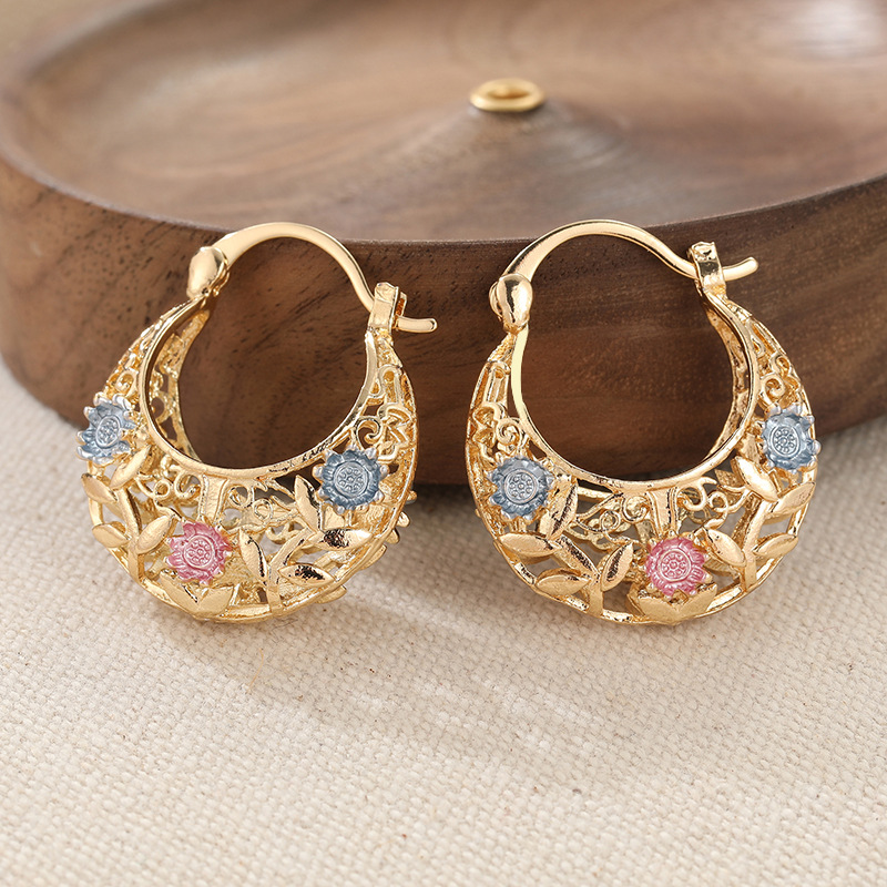 💛 SCONTO DEL 50%! 🌙 Orecchini a cerchio a forma di mezzaluna placcati in oro con fiori smaltati – Delicati e dal fascino floreale, perfetti per un look elegante da tutti i giorni o come idea regalo 🌸