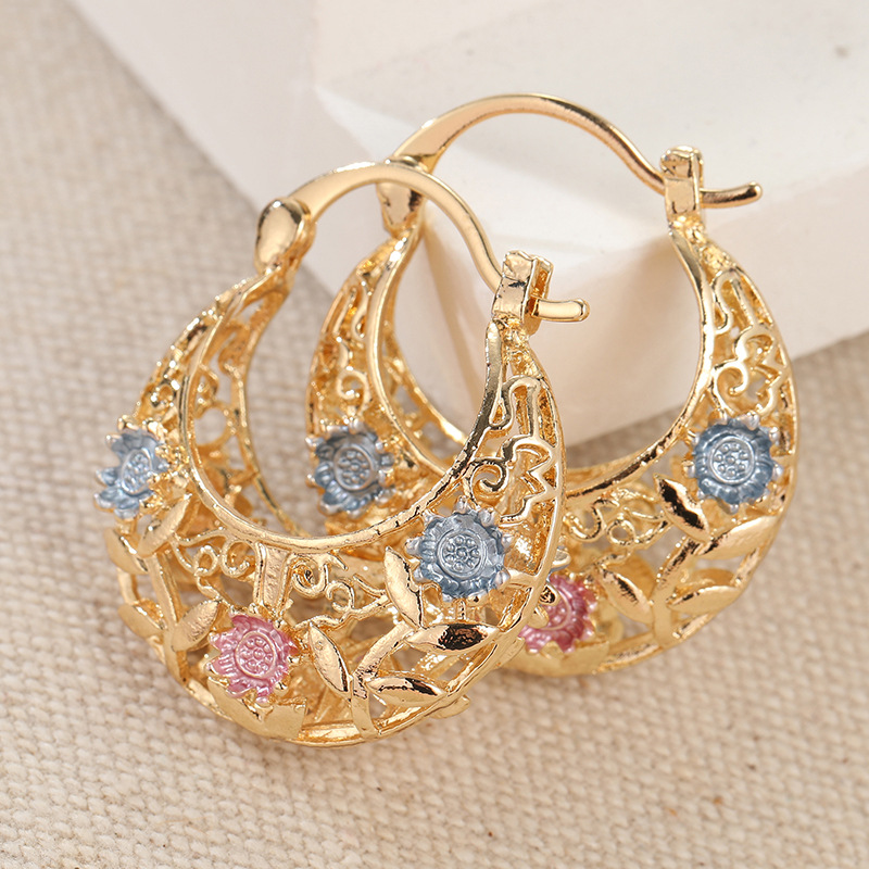 💛 SCONTO DEL 50%! 🌙 Orecchini a cerchio a forma di mezzaluna placcati in oro con fiori smaltati – Delicati e dal fascino floreale, perfetti per un look elegante da tutti i giorni o come idea regalo 🌸