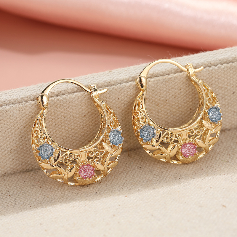 💛 SCONTO DEL 50%! 🌙 Orecchini a cerchio a forma di mezzaluna placcati in oro con fiori smaltati – Delicati e dal fascino floreale, perfetti per un look elegante da tutti i giorni o come idea regalo 🌸